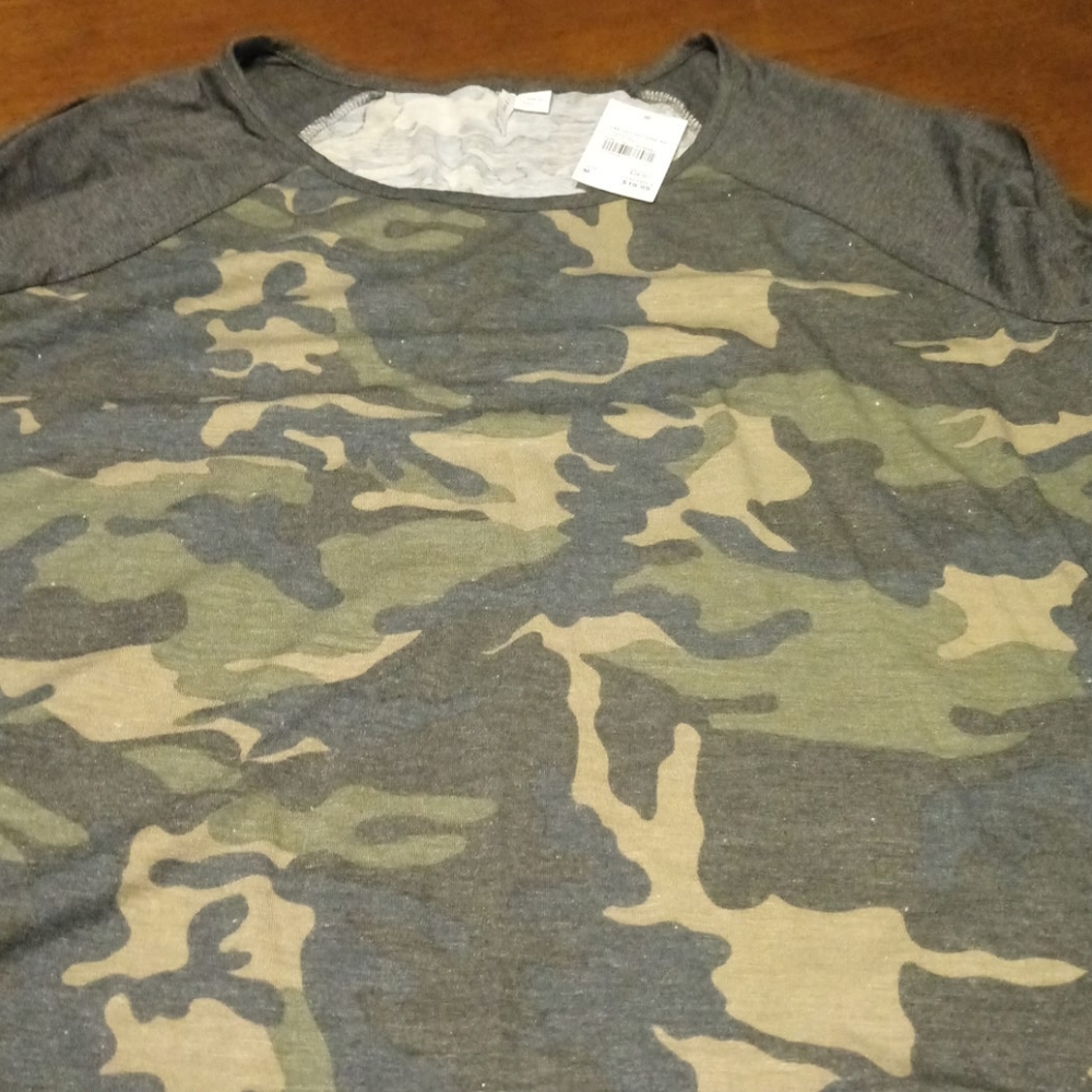 🆕 NWT JM Sportswear Camo Top Size M